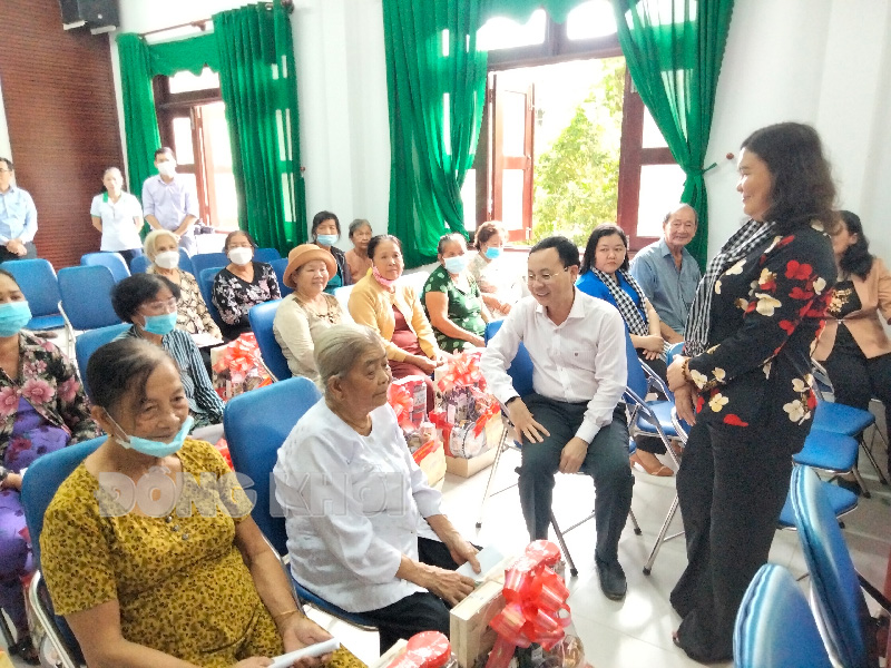 Thăm, tặng quà cho hộ gia đình chính sách