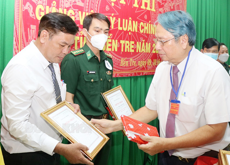 Trưởng ban Tuyên giáo Tỉnh ủy Cao Văn Dũng trao giải cho các thí sinh tại Hội thi Giảng viên lý luận chính trị giỏi tỉnh năm 2022. Ảnh: CTV