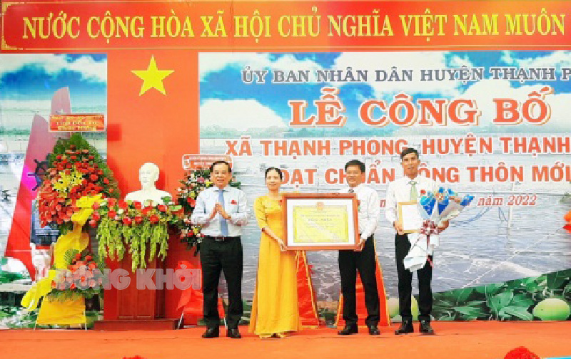 Chủ tịch UBND tỉnh Trần Ngọc Tam trao bằng công nhận xã đạt chuẩn nông thôn mới cho lãnh đạo xã Thạnh Phong.