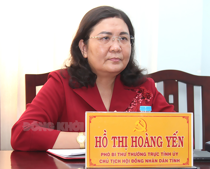 Phó bí thư Thường trực Tỉnh ủy - Chủ tịch HĐND tỉnh Hồ Thị Hoàng Yến lắng nghe công dân phản ánh.