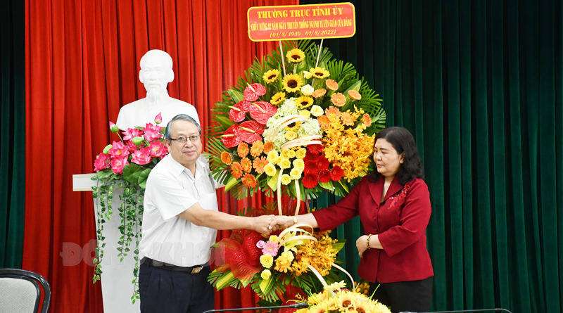 Phó bí thư Thường trực Tỉnh ủy - Chủ tịch HĐND tỉnh Hồ Thị Hoàng Yến trao hoa chúc mừng kỷ niệm 92 năm Ngày truyền thống ngành tuyên giáo.