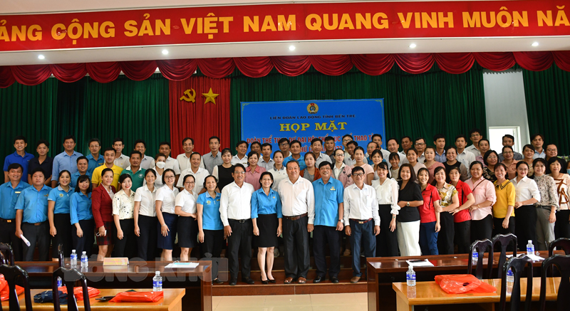 Các đại biểu dự buổi họp mặt.