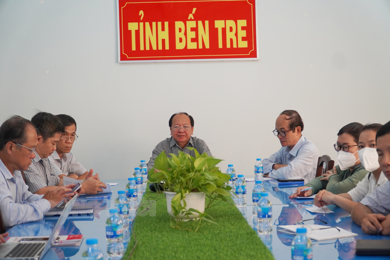 Giám đốc Sở Y tế Ngô Văn Tán chủ trì tại điểm cầu tỉnh.