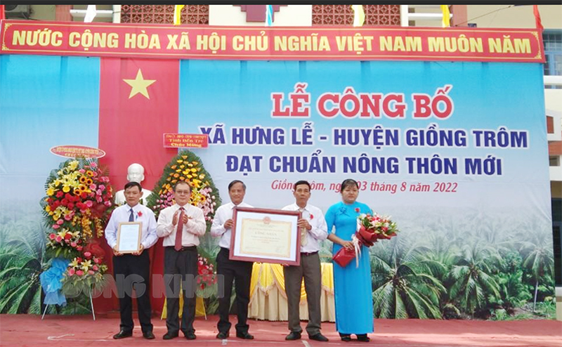 Hưng Lễ công bố đạt chuẩn xã nông thôn mới Trao bằng công nhận xã NTM.