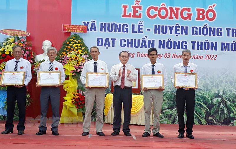 Hưng Lễ công bố đạt chuẩn xã nông thôn mới Trao bằng khen cho các tập thể, cá nhân tiêu biểu trong phong trào xây dựng NTM.
