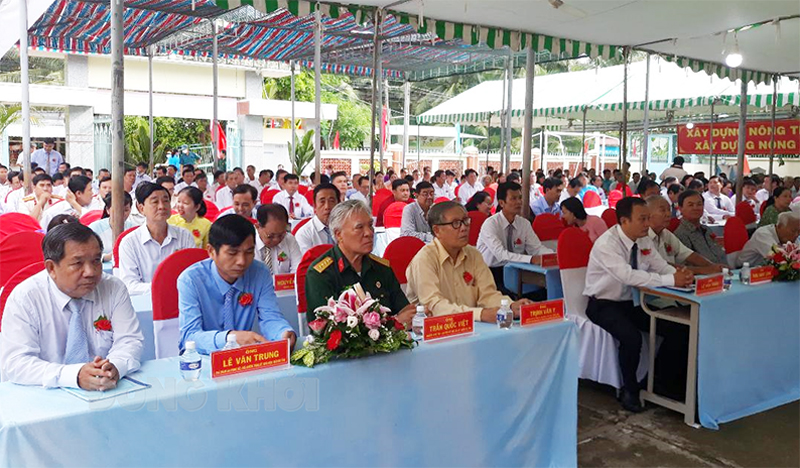Hưng Lễ công bố đạt chuẩn xã nông thôn mới Các đại biểu dự lễ.