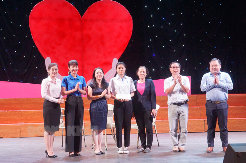 Các tổ chức, cá nhân hỗ trợ cho em Nguyễn Thị Mỹ Hạnh (giữa) tại chương trình giao lưu.