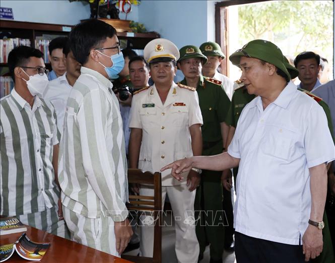Thực hiện Quyết định của Chủ tịch nước về đặc xá theo đúng tiến độ, quy định Chủ tịch nước Nguyễn Xuân Phúc thăm và kiểm tra công tác đặc xá tại phân trại số 1. Ảnh: Thống Nhất/TTXVN