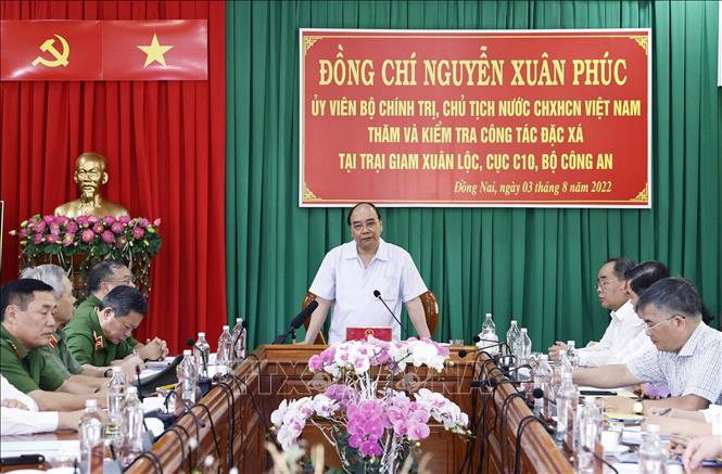 Thực hiện Quyết định của Chủ tịch nước về đặc xá theo đúng tiến độ, quy định Chủ tịch nước Nguyễn Xuân Phúc làm việc với Ban Giám thị Trại giam Xuân Lộc. Ảnh: Thống Nhất/TTXVN