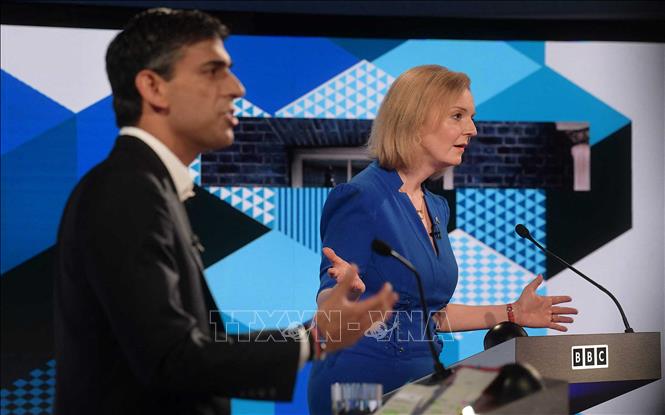 Đảng Bảo thủ tăng cường bảo mật cho cuộc bỏ phiếu bầu Thủ tướng Anh Cựu Bộ trưởng Tài chính Anh Rishi Sunak (trái) và Ngoại trưởng Liz Truss tại cuộc tranh luận trực tiếp trên truyền hình, ở Stoke-on-Trent, Anh, ngày 25-7-2022. Ảnh: AFP/TTXVN