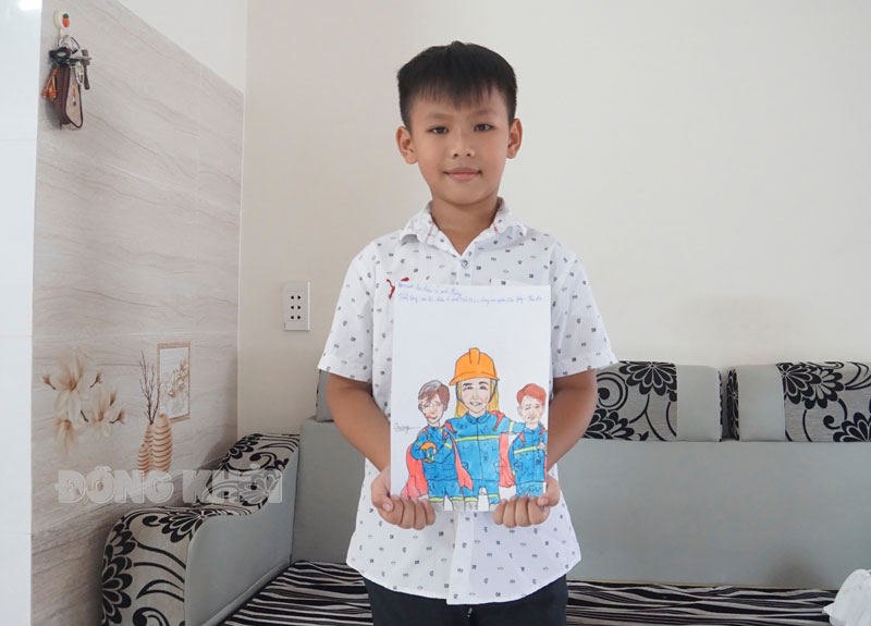 Bé Võ Mạnh Quang với bức tranh “Ba chiến sĩ anh hùng” Bé Võ Mạnh Quang với bức tranh “Ba chiến sĩ anh hùng”.