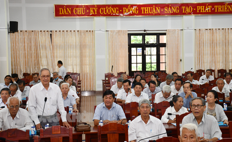 Chủ tịch Hội Bảo trợ bệnh nhân nghèo tỉnh Trần Công Ngữ phát biểu tại Hội nghị gặp gỡ cán bộ hưu trí. 