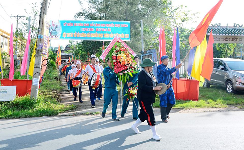 Hoạt động kỷ niệm 152 năm Ngày giỗ Lãnh binh Nguyễn Ngọc Thăng tại xã Mỹ Thạnh (Giồng Trôm). Ảnh: CTV