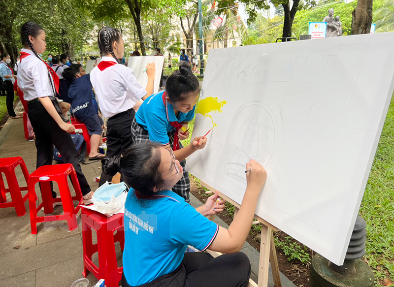 Thiếu nhi Bến Tre tham gia vẽ tranh chủ đề “Thiếu nhi Việt Nam lớn lên cùng đất nước”. Ảnh: Nhật Minh
