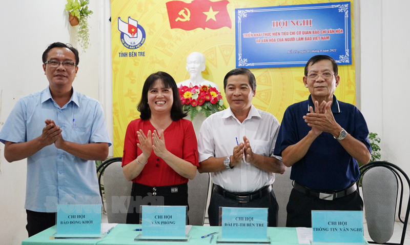 Triển khai xây dựng môi trường văn hóa trong cơ quan báo chí Ban thư ký 4 chi hội trực thuộc Hội Nhà báo tỉnh ký giao ước thi đua thực hiện xây dựng môi trường văn hóa trong chi hội.