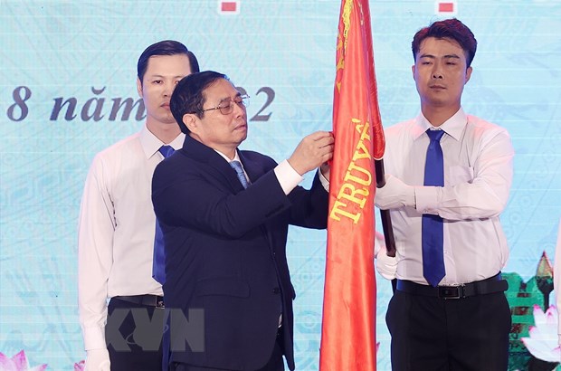 Thủ tướng dự Lễ kỷ niệm 20 năm thành lập Bộ Tài nguyên và Môi trường Thủ tướng Phạm Minh Chính gắn Huân chương Lao động hạng Nhất lên cờ truyền thống của Bộ Tài nguyên và Môi trường. Ảnh: Dương Giang/TTXVN