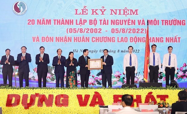 Thủ tướng dự Lễ kỷ niệm 20 năm thành lập Bộ Tài nguyên và Môi trường Thủ tướng Phạm Minh Chính trao Huân chương Lao động hạng Nhất cho Bộ Tài nguyên và Môi trường. Ảnh: Dương Giang/TTXVN