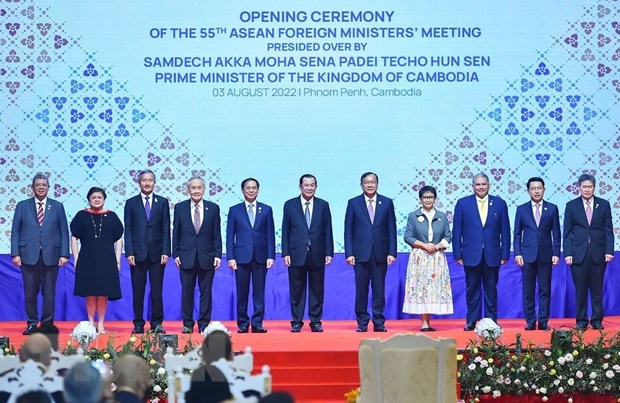 Thủ tướng Campuchia Hun Sen chụp ảnh lưu niệm với Tổng Thư ký ASEAN và các Ngoại trưởng ASEAN. Ảnh: Nguyễn Vũ Hùng/TTXVN