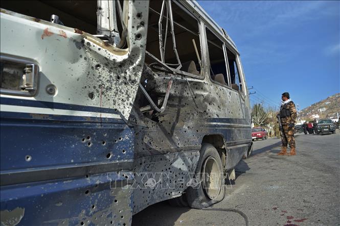 Đánh bom khiến hàng chục người thương vong ở Kabul Nhân viên an ninh Afghanistan gác tại hiện trường vụ đánh bom xe buýt chở các nhân viên Chính phủ tại Kabul, ngày 18-3-2021. Ảnh minh họa: AFP/TTXVN