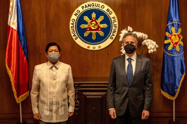 Tổng thống Philippines Ferdinand Marcos Jr và Ngoại trưởng Mỹ Antony Blinken. (Ảnh: Reuters)