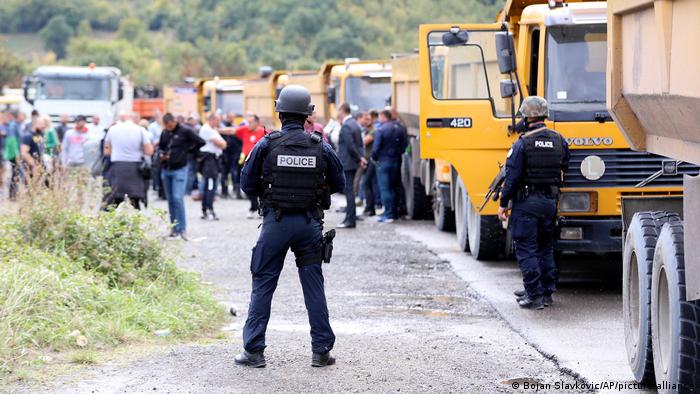 Căng thẳng đã tăng vọt vào tuần trước tại biên giới giữa Kosovo và Serbia khi Kosovo triển khai thêm cảnh sát để thực hiện quy tắc xóa biển số xe của Serbia đối với ô tô vào Kosovo, trong khi người Serbia phản đối động thái này. Ảnh: DW