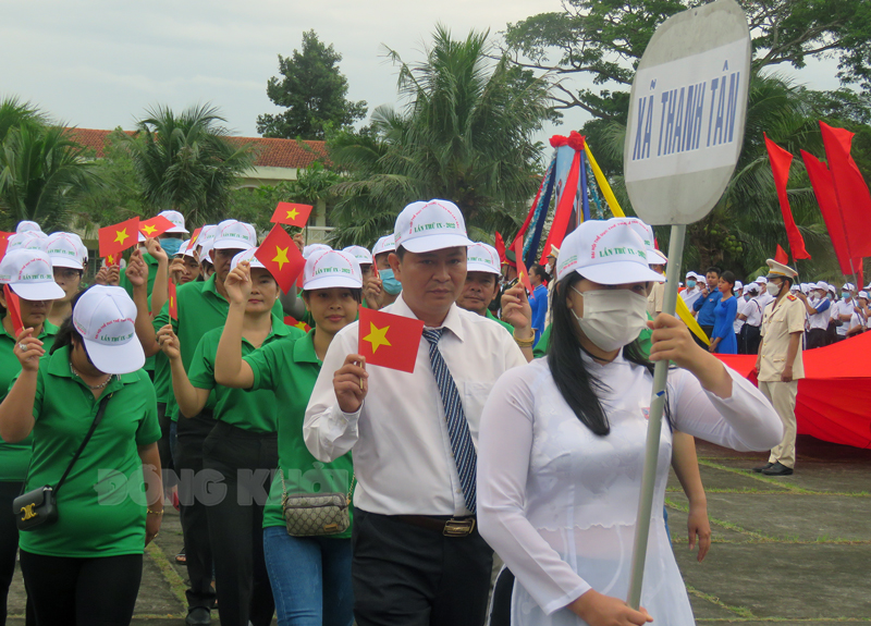 Đoàn thể thao các xã diễu hành rước chân dung Chủ tịch Hồ Chí Minh. Ảnh: Lê Đệ