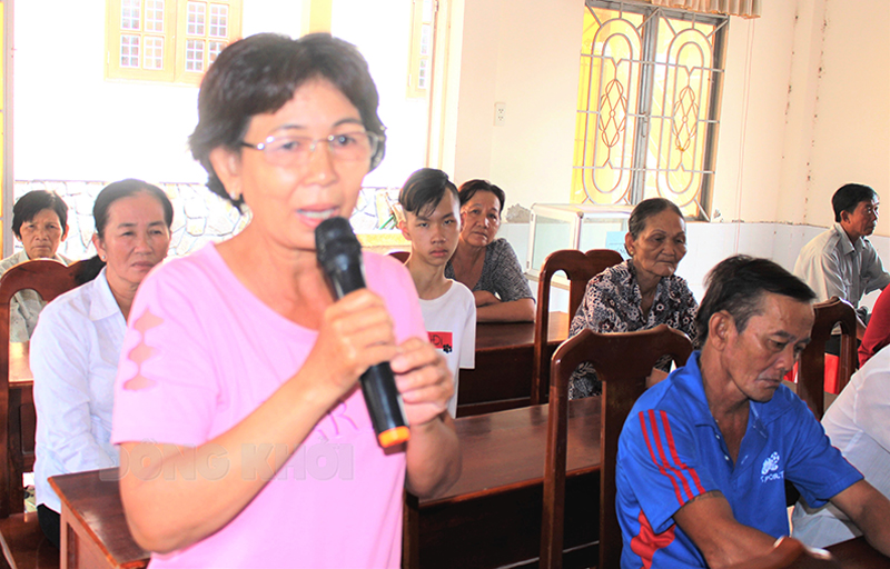 Người dân xã Phú Thuận, huyện Bình Đại đóng góp ý kiến tại diễn đàn “Công an lắng nghe ý kiến nhân dân”.
