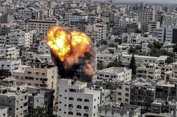 Khói lửa bốc lên sau vụ không kích của Israel xuống thành phố Gaza, ngày 6-8-2022. (Ảnh: AFP/TTXVN)