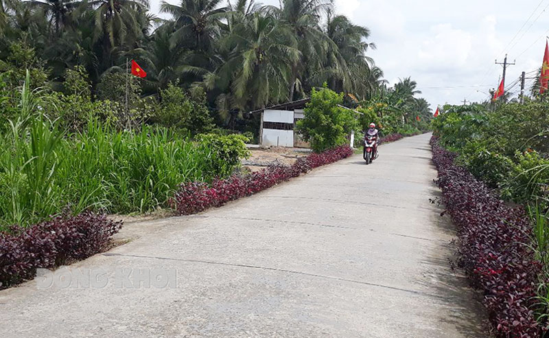 Thực hiện phong trào thi đua “Cả nước chung sức xây dựng nông thôn mới giai đoạn 2021 - 2025” Đường nông thôn mới ở xã Hưng Lễ, huyện Giồng Trôm