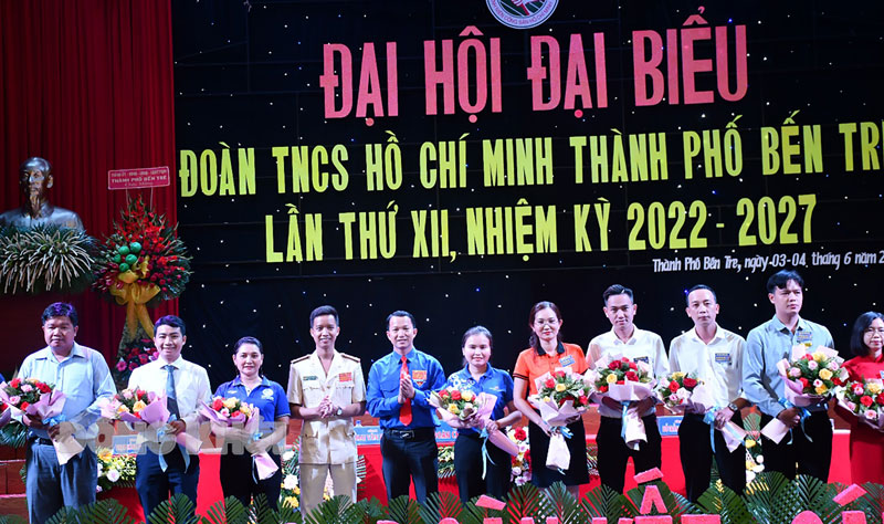 Trao hoa chúc mừng các cá nhân tại Đại hội đại biểu Đoàn TNCS Hồ Chí Minh TP. Bến Tre.