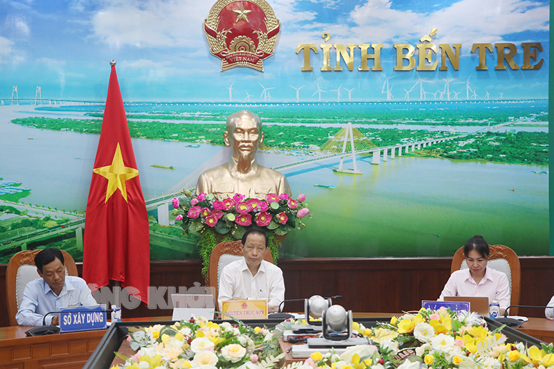 Phó chủ tịch Thường trực UBND tỉnh - Trưởng đoàn đại biểu Quốc hội tỉnh Nguyễn Trúc Sơn tham dự hội nghị tại điểm cầu tỉnh Bến Tre.
