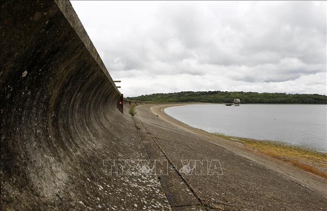 Mực nước hồ xuống thấp do hạn hán tại Kent, Đông Nam nước Anh. Ảnh: AFP/ TTXVN
