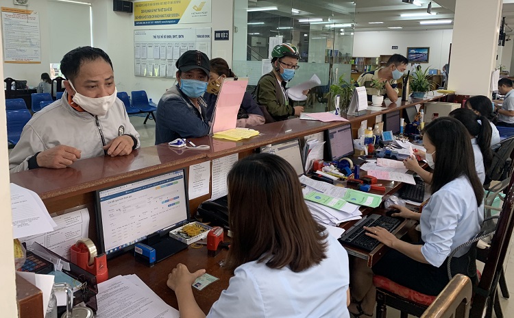 Người lao động đến kê khai hưởng BHTN, BHYT, BHXH tại BHXH TP. Hồ Chí Minh. Ảnh tư liệu: Hoàng Tuyết/Báo Tin tức