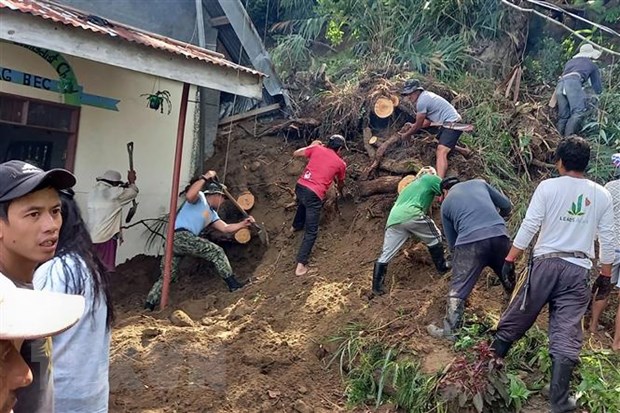 Nhân viên cứu hộ tìm kiếm người mắc kẹt sau trận động đất ở làng Mayag, Bauko Philippines, ngày 27-7-2022. Ảnh: AFP/TTXVN