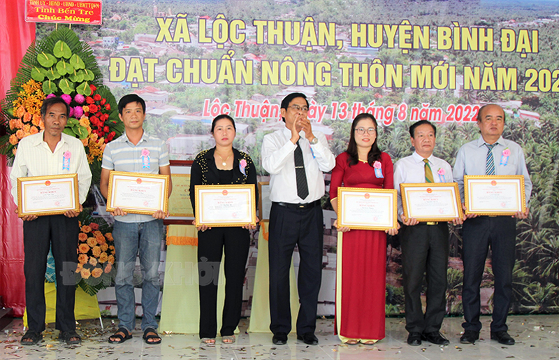 Chủ nhiệm Ủy ban Kiểm tra Tỉnh ủy - Chánh Thanh tra tỉnh Nguyễn Hải Châu trao bằng khen của UBND tỉnh cho các cá nhân có thành tích trong xây dựng NTM.