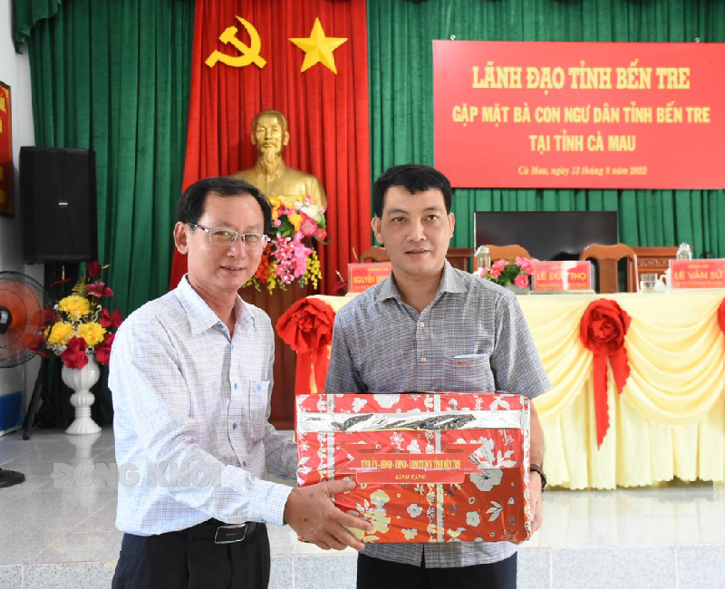 Phó chủ tịch UBND tỉnh Nguyễn Minh Cảnh tặng quà cho bà con ngư dân.