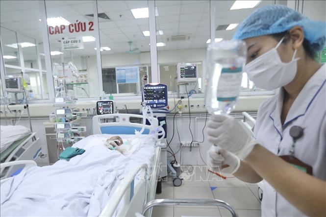 Nhân viên y tế chăm sóc bệnh nhân cúm A nặng, tại Khoa Cấp cứu (Bệnh viện Bệnh nhiệt đới Trung ương). Ảnh minh họa: Minh Quyết/TTXVN