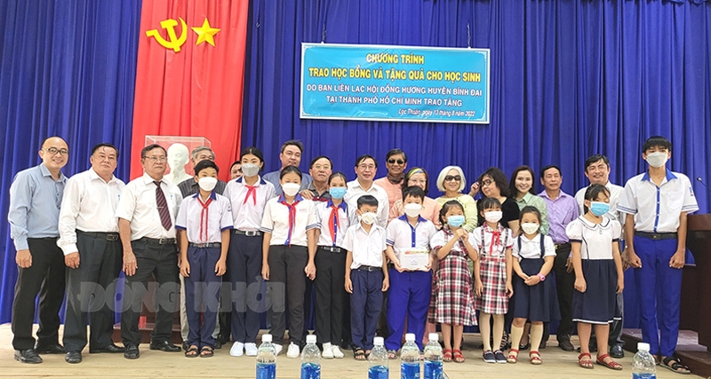 Trao học bổng cho học sinh Trường THCS Đỗ Nghĩa Trọng, xã Lộc Thuận. 