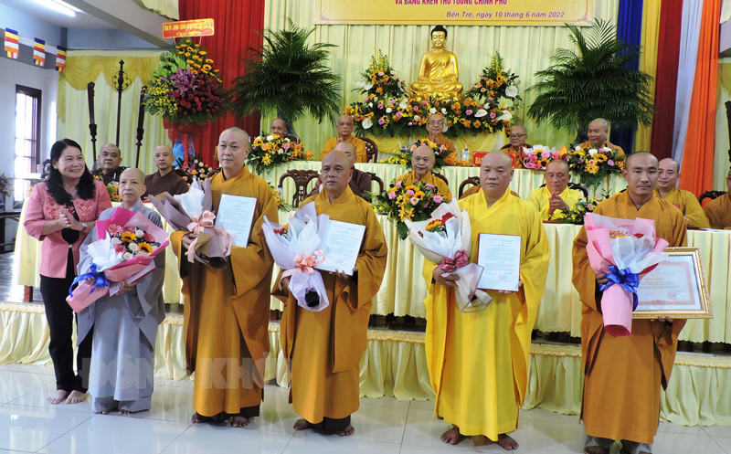 Đại đức Thích Phước Chí (thứ 2 từ phải sang) nhận bằng khen của Thủ tướng Chính phủ.