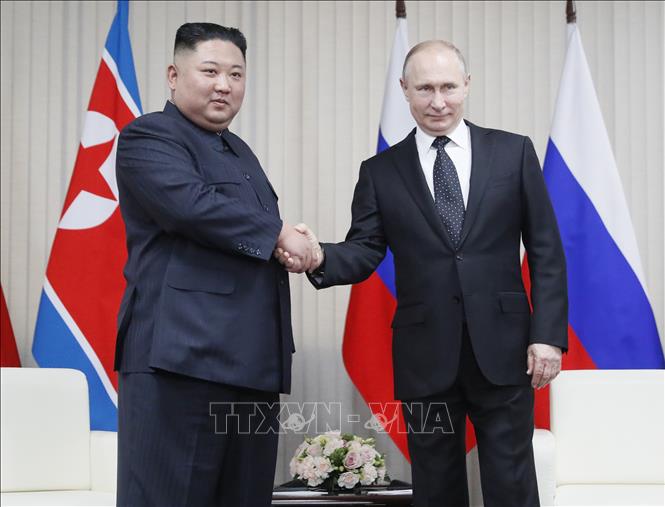 Tổng thống Nga Vladimir Putin (phải) và nhà lãnh đạo Triều Tiên Kim Jong-un trong cuộc gặp ở thành phố Vladivostok, Nga ngày 25-4-2019. Ảnh tư liệu: AFP/TTXVN