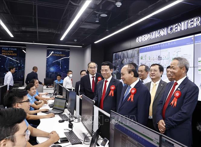 Chủ tịch nước dự lễ khai trương CMC Data Center Tân Thuận Chủ tịch nước Nguyễn Xuân Phúc cùng các đại biểu thăm quan Trung tâm dữ liệu CMC Data Center Tân Thuận. Ảnh: Thống Nhất/TTXVNT