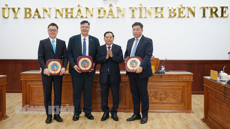 Chủ tịch UBND tỉnh Trần Ngọc Tam tặng biểu trưng của tỉnh Bến Tre cho đại diện Hiệp hội Doanh nhân và Đầu tư Việt Nam - Hàn Quốc.