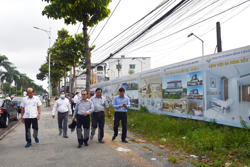 Các đại biểu HĐND tỉnh khảo sát các dự án đô thị tại phường Phú Tân, TP. Bến Tre.