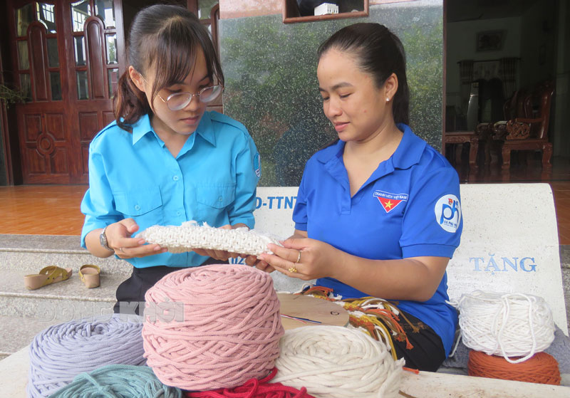 Nguyễn Thị Hồng Hà giới thiệu sản phẩm thủ công mỹ nghệ do mình tạo ra.