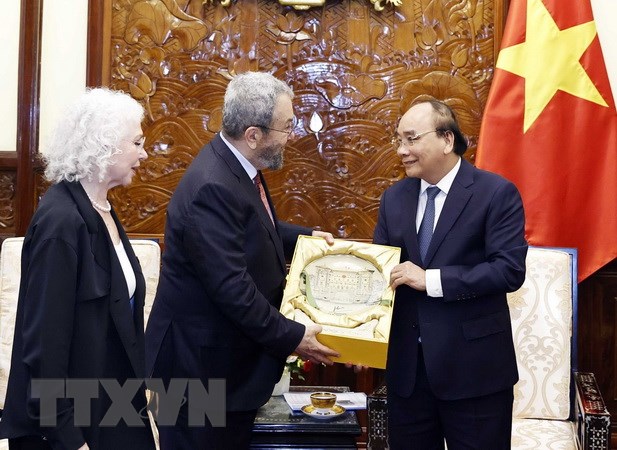 Chủ tịch nước Nguyễn Xuân Phúc trao quà lưu niệm tặng nguyên Thủ tướng Israel Ehud Barak. Ảnh: Thống Nhất/TTXVN