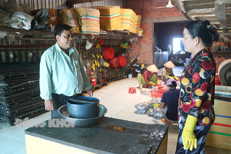 Trưởng ấp An Thuận, xã An Thủy (Ba Tri) Đặng Văn Nghĩa thăm hộ kinh doanh vay vốn chế biến cá khô. 