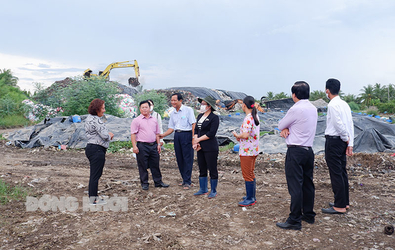 Đoàn công tác huyện Giồng Trôm tham quan Nhà máy xử lý rác Thạnh Phú. 