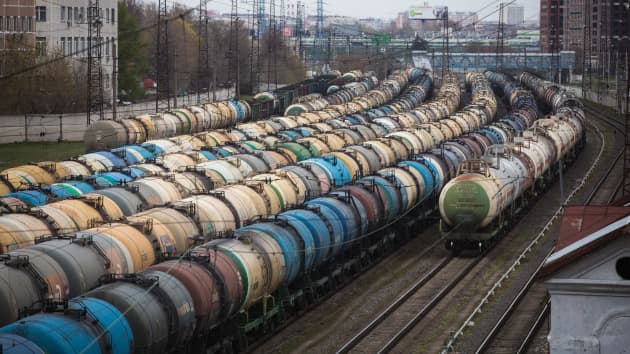 Các toa xe lửa chở dầu, nhiên liệu tại ga đường sắt Yanichkino, gần nhà máy lọc dầu Gazprom ở Moskva, Nga. Ảnh: AFP