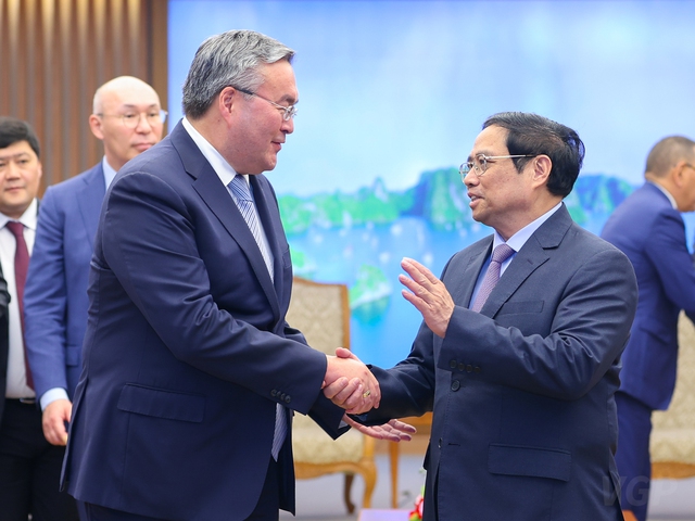 Thủ tướng Phạm Minh Chính và Phó Thủ tướng, Bộ trưởng Bộ Ngoại giao Kazakhstan Mukhtar Tileuberdi trao đổi về các vấn đề quốc tế và khu vực cùng quan tâm, trong đó có vấn đề Biển Đông - Ảnh: VGP/Nhật Bắc