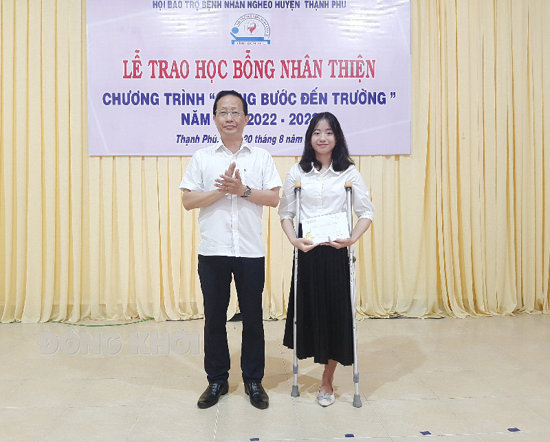 Phó chủ tịch Thường trực UBND tỉnh Nguyễn Trúc Sơn dự lễ trao học bổng Nhân thiện tại Thạnh Phú Phó chủ tịch Thường trực UBND tỉnh - Trưởng đoàn đại biểu Quốc hội tỉnh Bến Tre Nguyễn Trúc Sơn trao học bổng cho sinh viên Nguyễn Thị Cẩm Nhung - Trường Đại học Tôn Đức Thắng ở xã Thới Thạnh có hoàn cảnh đặc biệt, vượt khó, hiếu học.